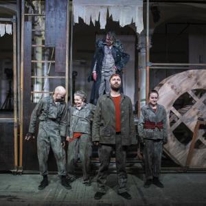 Theater im Marienbad: Krabat // v.l.n.r. Robert Huschenbett, Daniela Mohr, Christoph Müller (oben), Benedikt Thönes, Julia Schulze // (c) MiNZ & KUNST Photography