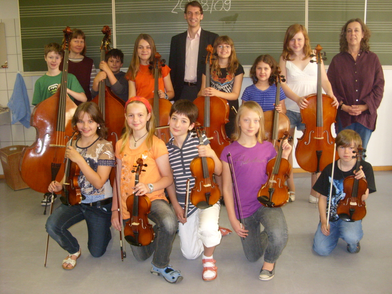 Unsere erste Streicherklasse 2008/ 2009 Unsere erste Streicherklasse 2008/ 2009