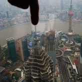 Orchestertournee nach China: Blick auf den Fernsehturm (rechts im Bild 'Oriental Pearl Tower') in Shanghai aus 492m Höhe.