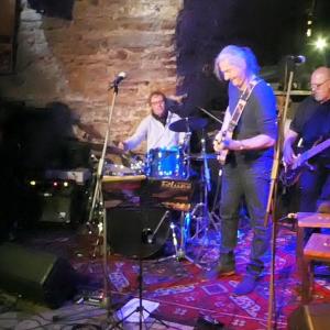 an der Gitarre links Jochen Saul von Restposten