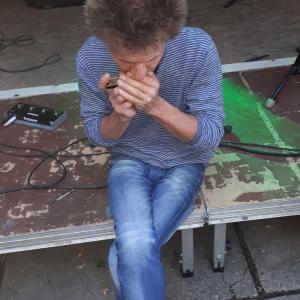 Saul repariert und testet seine Harp...die Dinger sind aber auch was von teuer...