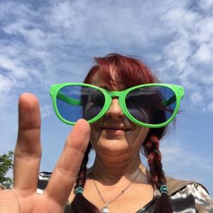 Eva...big green plastic glasses...die Brigadefotografin...