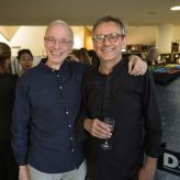 Mit Simon Halsey im Künstlerfoyer der Philharmonie im Mai 2026 (Foto: Peter Adamik)