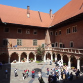 Im Innenhof der Universität