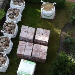 Anlieferung von Baumaterial für die Terrassierung