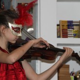 Maskengeigerin