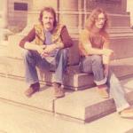 1980...Stefan & Heinz von Wind, Sand & Sterne lungern vor dem Goethe & Schiller Denkmal rum, nein...sie warten auf ihre Mugge in der Schütze
