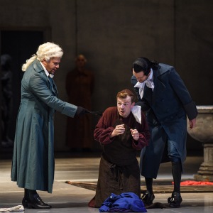 Als Sagrestano in "Tosca" mit Evez Abdulla (Scarpia) und Christopher Diffey (Spoletta)-Foto: Hans Jörg Michl