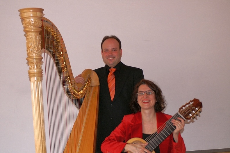 Regula Hauri, Gitarre/Gesang und Simon Bilger, Harfe Regula Hauri, Gitarre/Gesang und Simon Bilger, Harfe