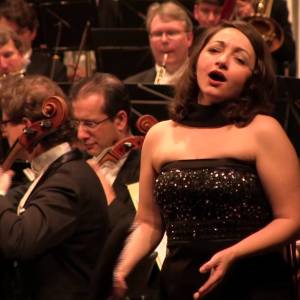 Opernsängerin Miriam Sabba auf der Bühne als Solistin