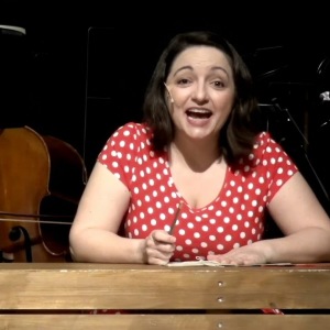 Miriam Sabba singend als Anne Frank auf der Bühne ⓒ Foto: Landesbühnen Sachsen