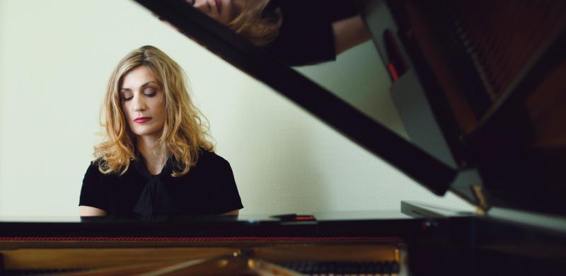 Mona Piano, Fotograph: Julian Hemelberg Mona Piano, Fotograph: Julian Hemelberg