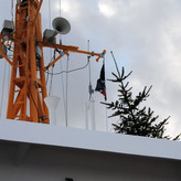 Frohe Weihnachten wünscht auch die Reederei bei steifer Brise