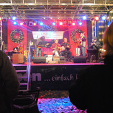 Stimmungsvoll erleuchtet und geschmückt: die Bühne auf dem Kempener Weihnachtsmarkt 2011