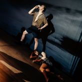 "Keine Stille außer der des Windes" von Sidney Corbett am Nationaltheater Mannheim 2022 (Foto: Maximilian Borchardt, rechts: Rebecca Blanz)
