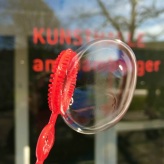 (solange ich Menstruationsblut produziere, arbeite ich damit) Blutblasen © Carola Schaal