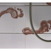 2024-11-09 (solange ich Menstruationsblut produziere, arbeite ich damit) Serie Berlin Spuren in Dusche - techn. Support Richard Stöhr