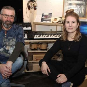 Gunnar Nanuk mit Sängerin Belude im Studio---- Steig aus