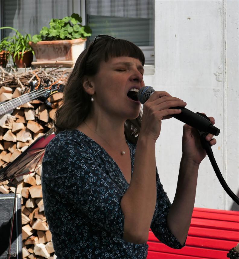 Elisabeth Wetzel singt mit ELIRO DADI Elisabeth Wetzel singt mit ELIRO DADI