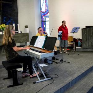 Das seit Jahren bewährte Team der sommerlichen "Konzerte für Nichtverreiste": Janne Klein, Klavier / Roland Baumgarte, Violoncello / Rika Uhle, Gesang. Hier in der Martin-Luther-Kirche Ehlershausen fotografiert von Detlev Müller