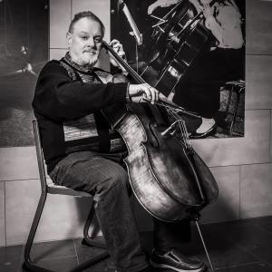 Foto: W. Musterer, aufgenommen vor der historischen Fotowand im Musiktrakt des Gymnasium Mellendorf