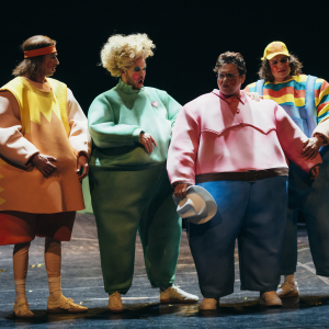 DIE SIEBEN TODSÜNDEN - Opera Ballet Vlaanderen 2023 (mit im Bild: Lucas Cortoos, Timothy Veryser und Hugo Krampschreur) - © Filip van Roe