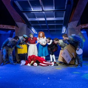 DIE KLUGE - Salzburger Festspiele 2024 (mit im Bild: Friedemann Gottschlich, Brett Pruunshild, Tamara Obermayr, Marie Maidowski, Cornelia Dexl, Konstantin Igl und Jack Lee) - © Christian Leopold