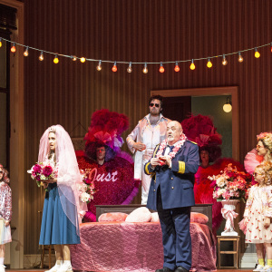 DIE SCHWEIGSAME FRAU - Staatsoper Unter den Linden 2025 (mit im Bild: Rebecka Wallroth, Brenda Rae, Peter Rose, Serafina Starke, Dionysios Avgerinos, Kinderstatisterie) - © Bernd Uhlig