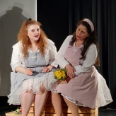 Opera Semplice - G. Donizetti: "L' elisir d' amore" - v.l.: Isabella Pany (Giannetta), Maria Anelli (Adina)