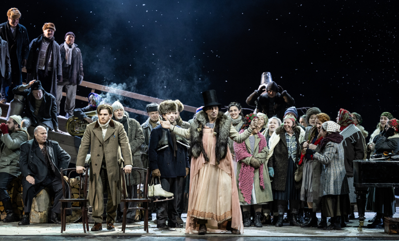 © Sandra Then · Santiago Sánchez (Lenskij), Johannes Mertes (Triquet), Carl Rumstadt (Onegin), Charlotte Quadt (Olga), Chor und Statisterie des Theater Bonn