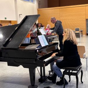 Unsere Pianistin Doro 