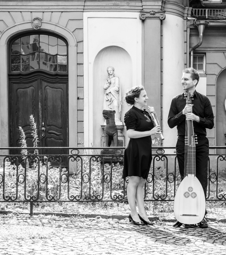 Kathrin Härtel mit Blockflöte und Konrad Hauser mit Theorbe stehend vor Nebengebäude des Bolongaropalastes Frankfurt-Höchst. Foto: Christina Maechler