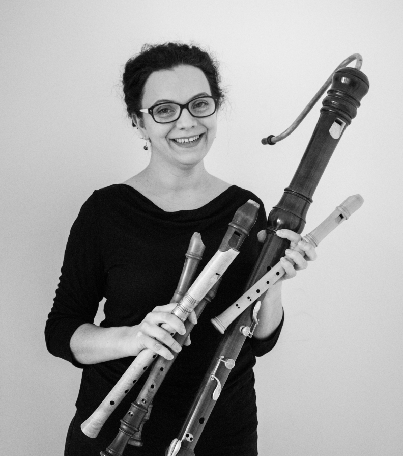 Kathrin Härtel mit fünf Blockflöten in den Händen: Sopran, Bass, Alt, B-Sopran und G-Alt. Foto: Kristin Härtel