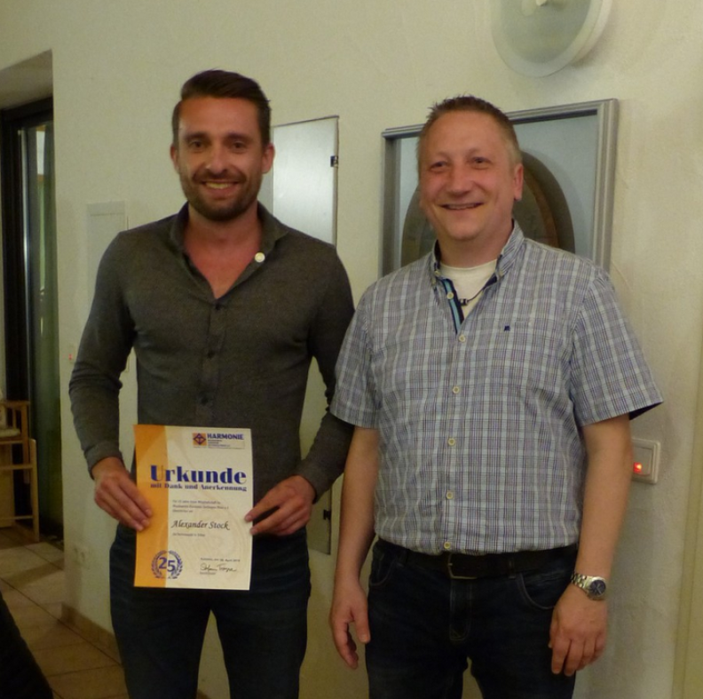 Während der Jahreshauptversammlung des Musikvereins Harmonie Dettingen ehrte Vorsitzender Stefan Trageser Alexander Stock und in Abwesenheit Hans Fähnrich für 25 Jahre Vereinstreue mit der silbernen Vereinsehrennadel und Urkunde.